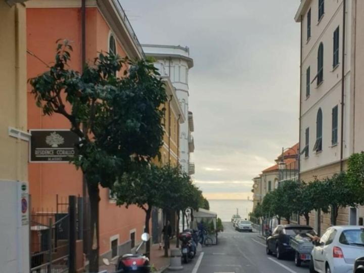 Residence Corallo Аласио Екстериор снимка